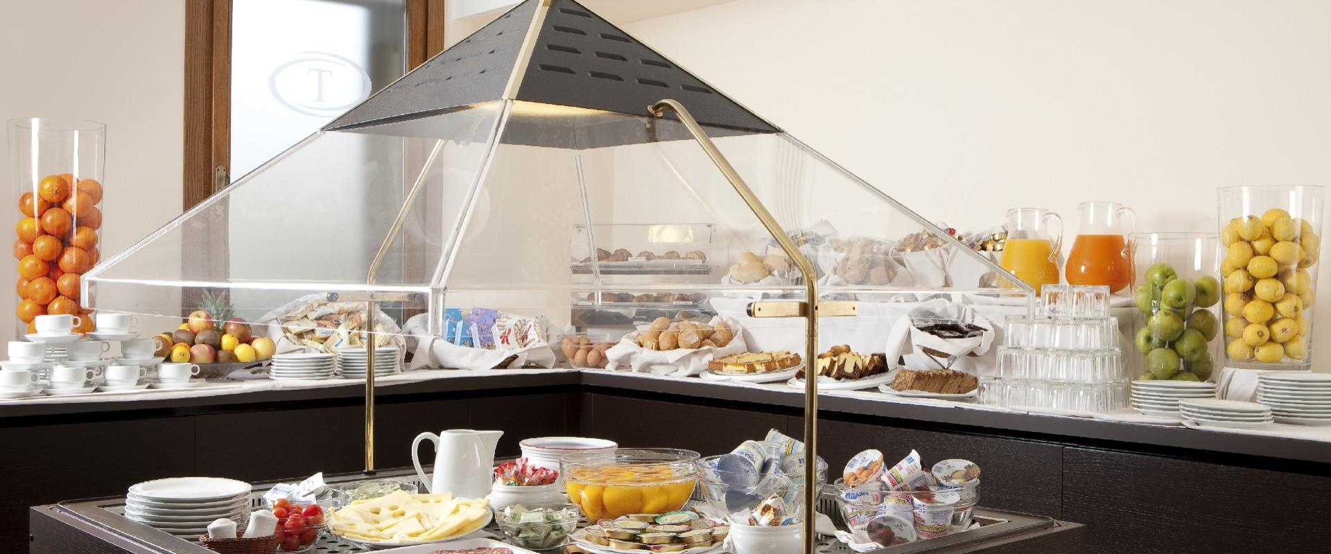 Discover the variety of the breakfast buffet of the Titian Inn Hotel Treviso, comfortable 4-star hotel in Treviso Silea!