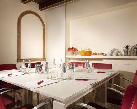 Organize your meeting in Treviso Silea with Titian Inn Hotel: discover the details of our meeting rooms!