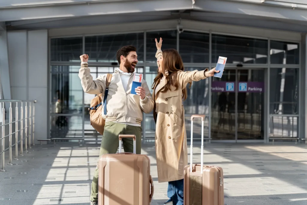 Viaggiatori con valigie all’ingresso dell’aeroporto vicino al Titian Inn Hotel Treviso