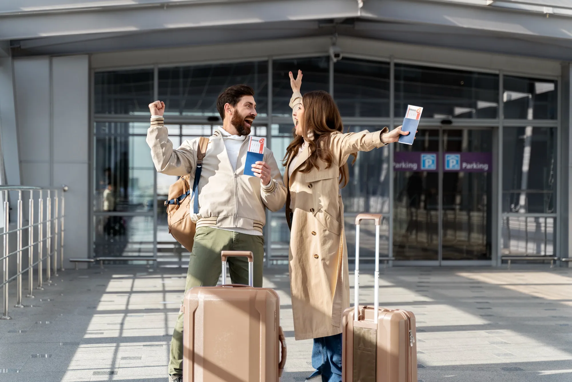 Viaggiatori con valigie all’ingresso dell’aeroporto vicino al Titian Inn Hotel Treviso