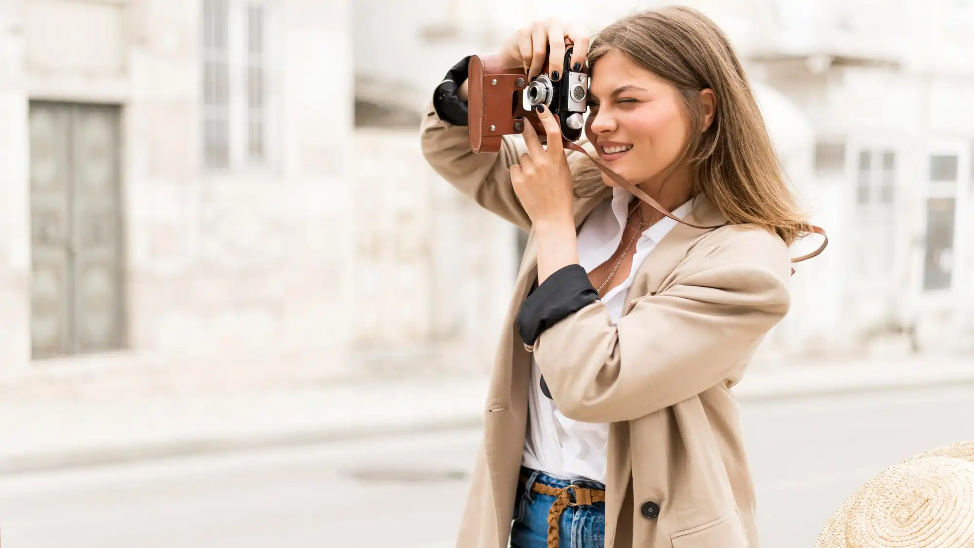Persona che fotografa in città durante una visita turistica vicino al Titian Inn Hotel Treviso