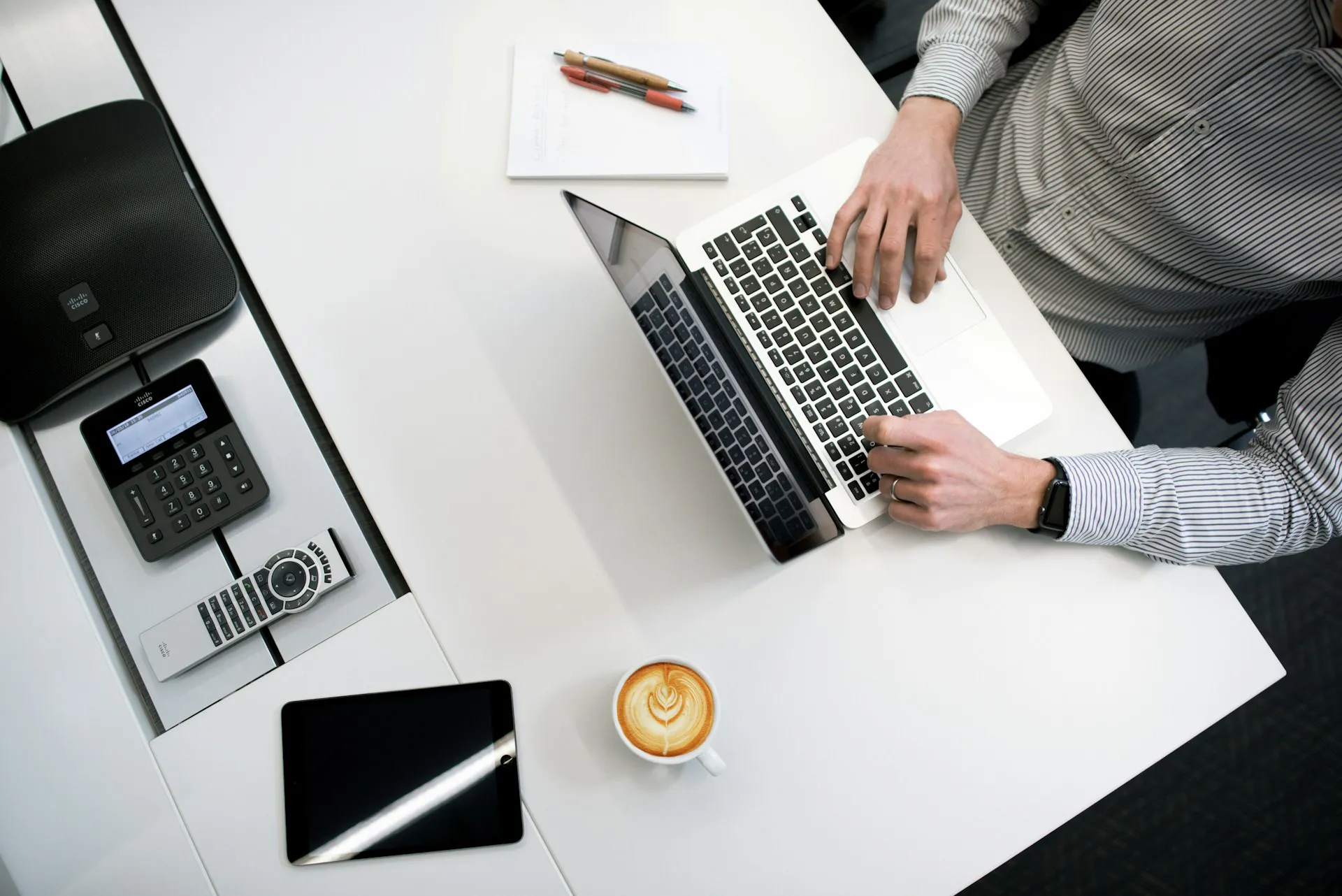 Postazione di lavoro con laptop e dispositivi per smart working al Titian Inn Hotel Treviso