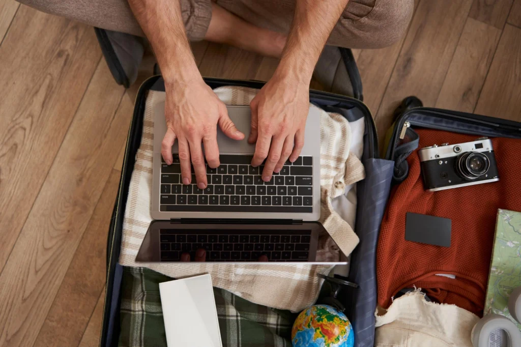 Laptop utilizzato dentro una valigia da viaggio, smart working al Titian Inn Hotel Treviso