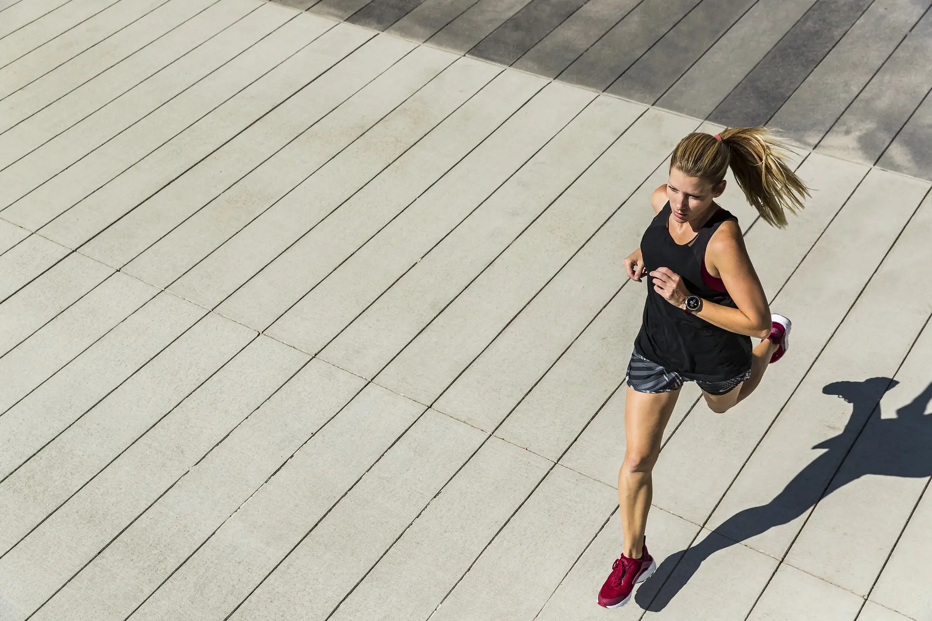 Persona che corre in ambiente urbano vicino al Titian Inn Hotel Treviso per attività sportiva
